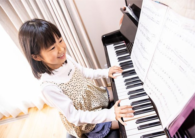 客廳的琺瑯壁板 成為小孩們的遊戲空間