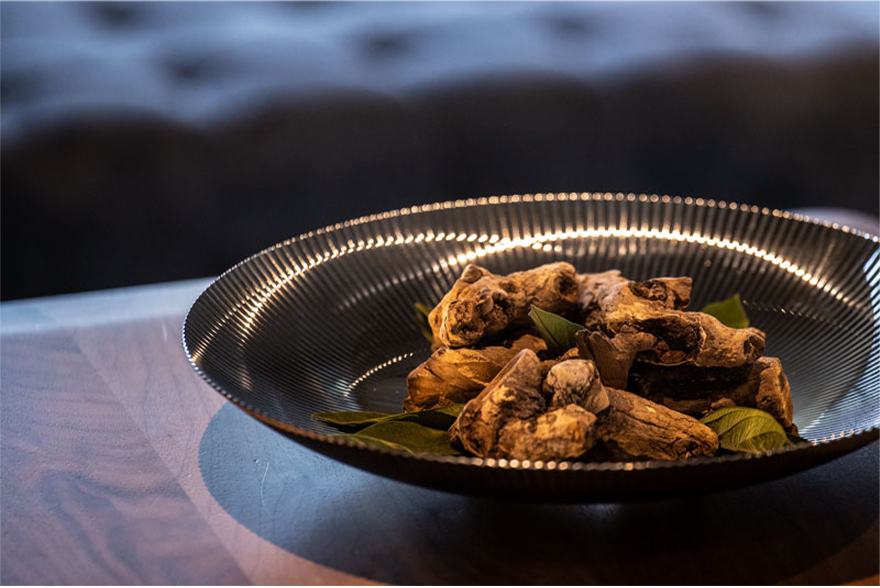 透過經過老化處理的金屬,營造成成熟的時光感