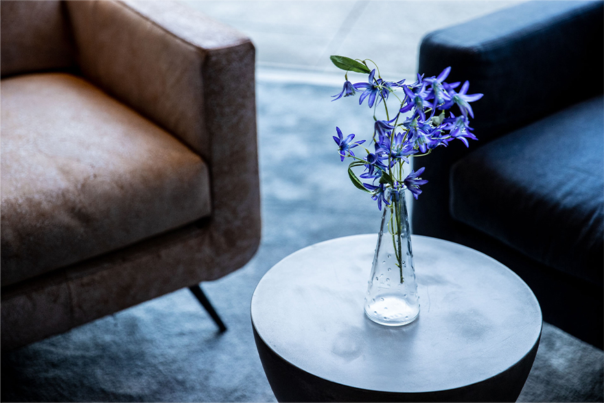 透過經過老化處理的金屬,營造成成熟的時光感